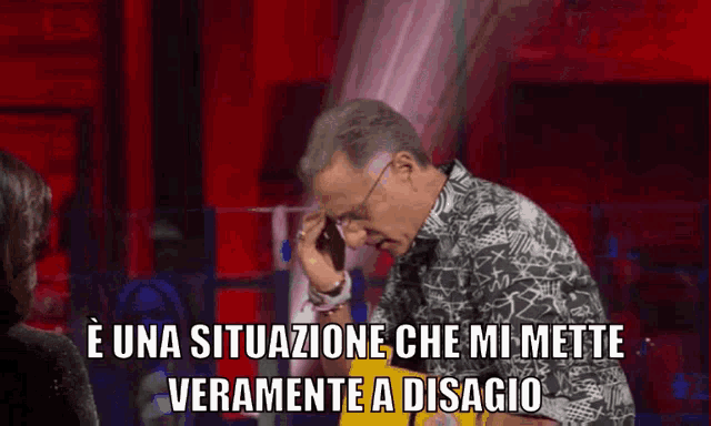 a man covering his face with his hand and the words e una situazione che mi mette veramente a disagio below