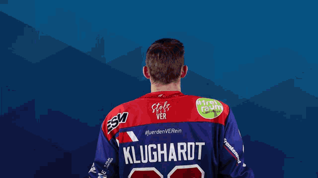 a hockey player wearing a jersey that says del on it