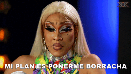 a drag queen says " mi plan es ponerme borracha " in front of a blue background