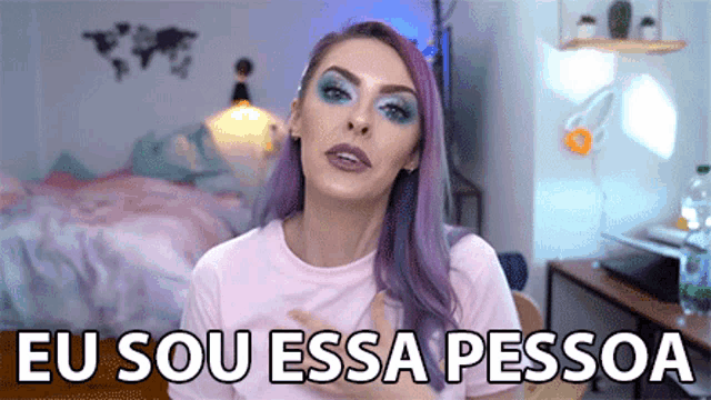 a woman with purple hair is pointing at her chest and the words eu sou essa pessoa are above her