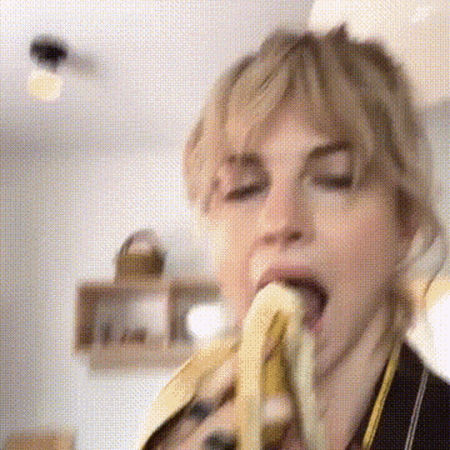 Hayley Eating A Banana Hayley Williams GIF - Hayley Eating A Banana Hayley Williams GIFs