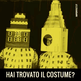 two people with cardboard buildings on their heads and the words hai trovato il costume