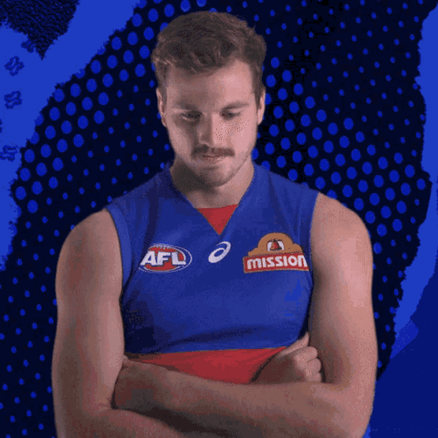 a man wearing a blue shirt that says afl on it