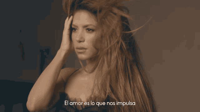 a woman with long hair and the words el amor es lo que nos impulsa on the bottom