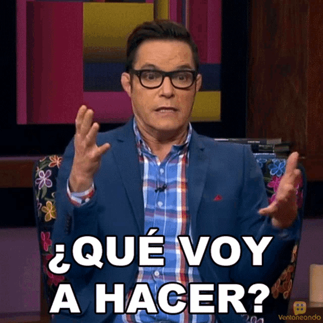 a man in a suit and glasses says que voy a hacer in spanish