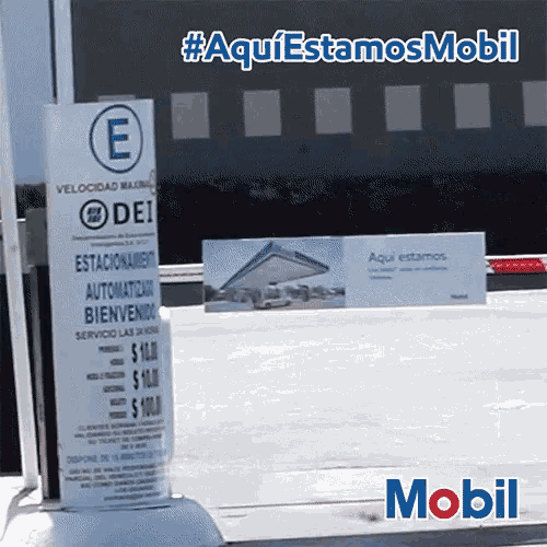 a sign at a gas station says " aqui estamos mobil "