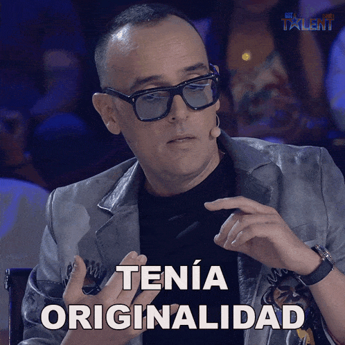 a man wearing glasses says tenia originalidad
