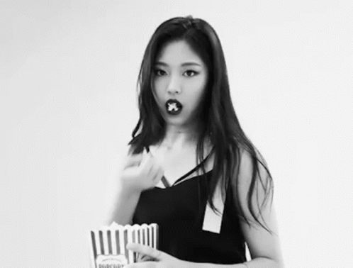 Loona Hyunjin GIF - Loona Hyunjin Eating Popcorn GIFs