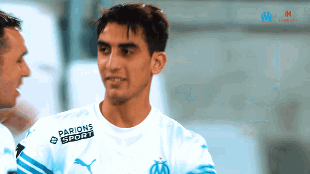 a soccer player wears a shirt that says parions sport on it