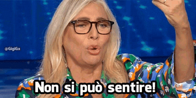 a woman wearing glasses and a colorful shirt says non si può sentire