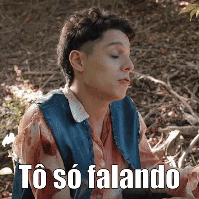 a man in a blue vest says " to so falando "