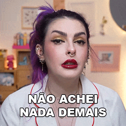 a woman with purple hair is wearing a white jacket with the words não achei nada demais on it
