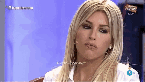 a woman is on a television screen with the words #tronodeverano on the top