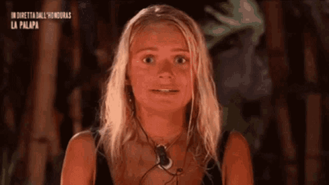 a blonde woman with a necklace around her neck looks at the camera with the words in diretta dall ' honduras la palapa above her