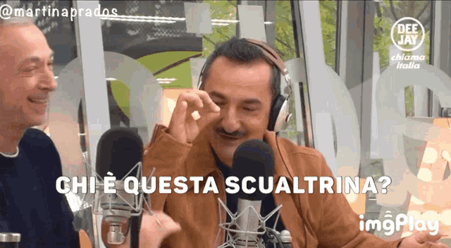 a man wearing headphones talks into a microphone and says chi e questa scualtrina
