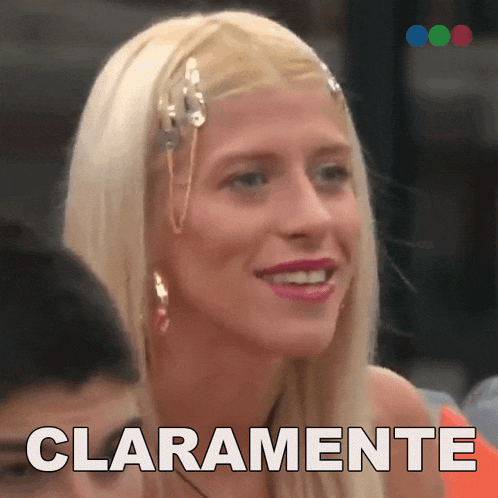 a woman with blonde hair is smiling with the word claramente above her