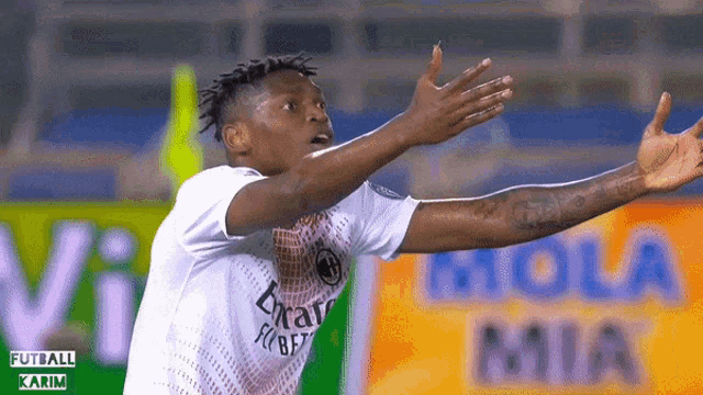a soccer player wearing a shirt that says " fly emirates "