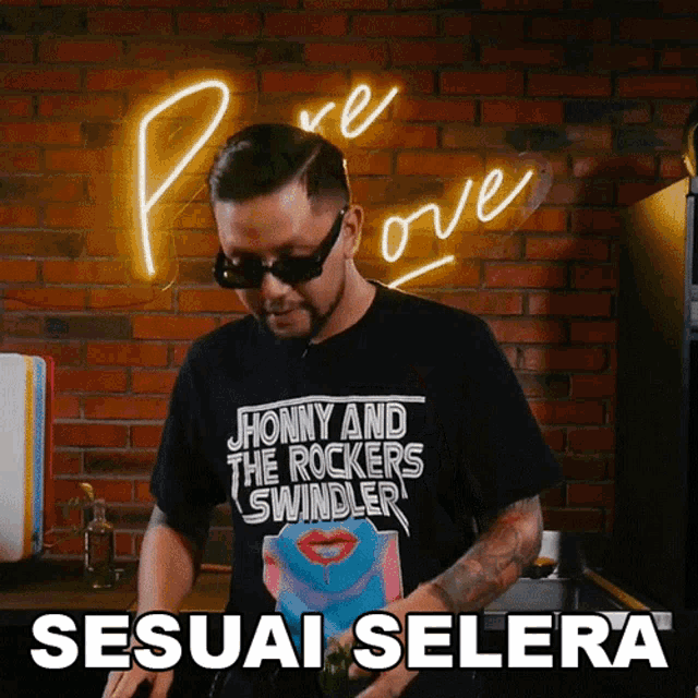 a man wearing sunglasses and a shirt that says honny and the rockers swindler