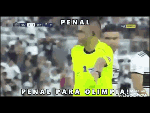 a man in a yellow jersey stands in front of a crowd with the words penal para olimpia written below him