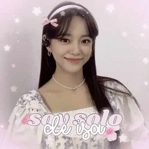 a girl wearing a headband with a pink bow and the words say solo on the bottom