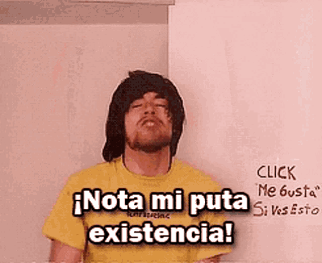 a man is wearing a yellow shirt that says " nota mi puta existencia "