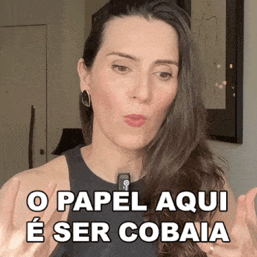 a woman says o papel aqui e ser cobaia in a video