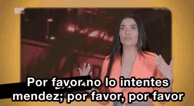 a woman in an orange top says por favor no lo intentes mendez