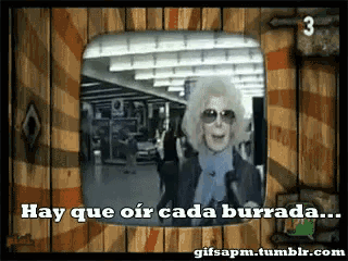 a picture of a woman with the words hay que oir cada burrada on it