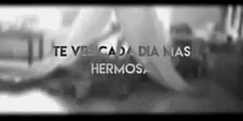 a black and white photo with the words te ves cada dia mas hermosa in white letters