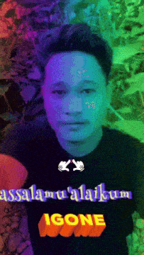 a man wearing a t-shirt that says icone