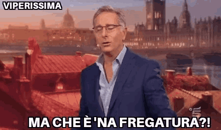 a man in a suit says viperissima ma che e 'na fregatura