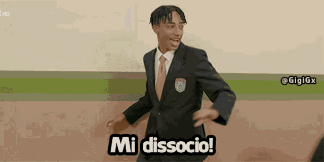 a man in a suit and tie is dancing and says " mi dissocio "