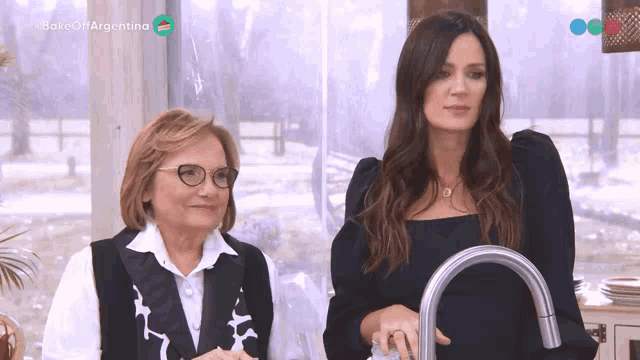 two women standing in front of a sink with the words bake off argentina on the bottom right