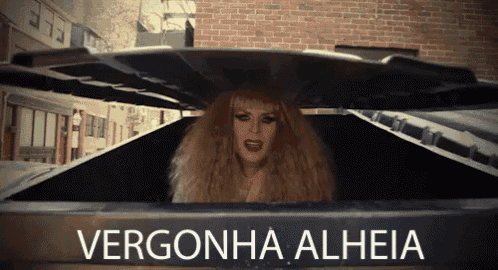 a drag queen is peeking out of a garbage can with the words vergonha alheia written on it