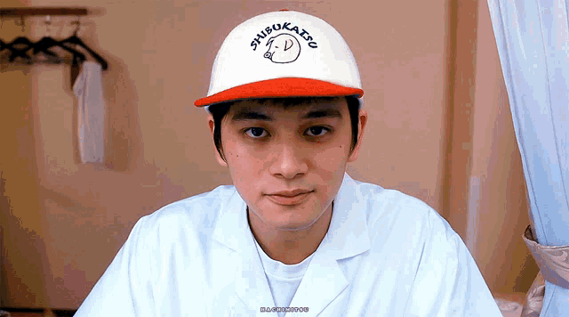 a man wearing a white hat that says shugokukatsu on it