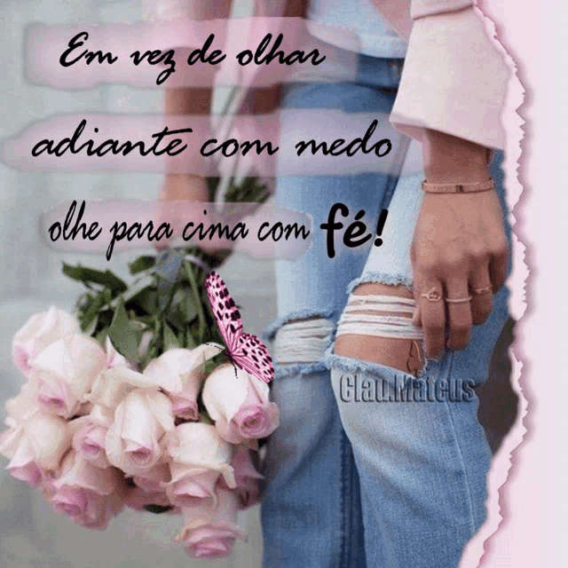 a woman holding a bouquet of pink roses with the words em vez de olhar adiante com medo written above her