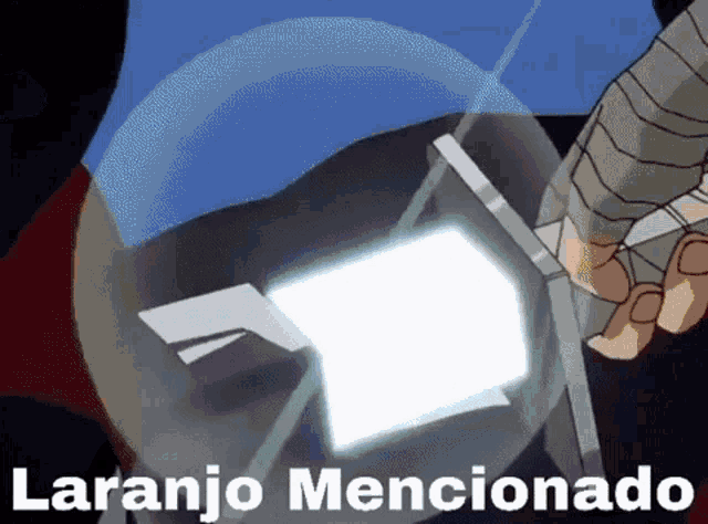 a person is holding a piece of paper that says laranje mencionado on it