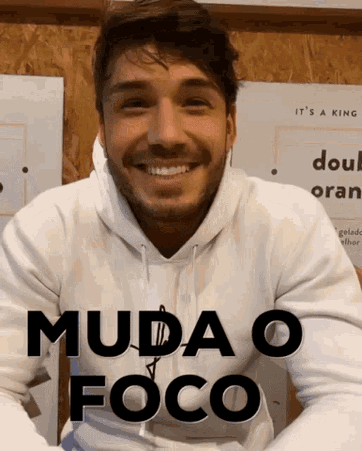 Lucas Viana Muda O Foco GIF - Lucas Viana Muda O Foco Smile GIFs