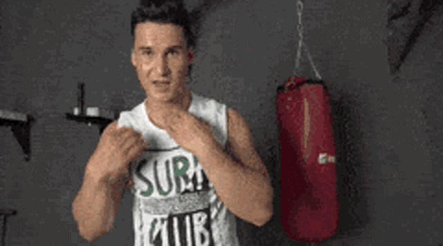a man is wearing a shirt that says ' sura klub ' on it