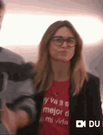 a woman wearing a red t-shirt that says ' y va a ser mejor de mi vida '