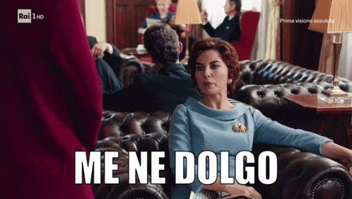 a woman sits on a leather couch with the words me ne dolgo written on the bottom