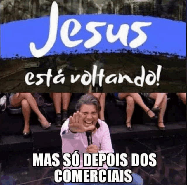a man laughs in front of a sign that says jesus esta voltando