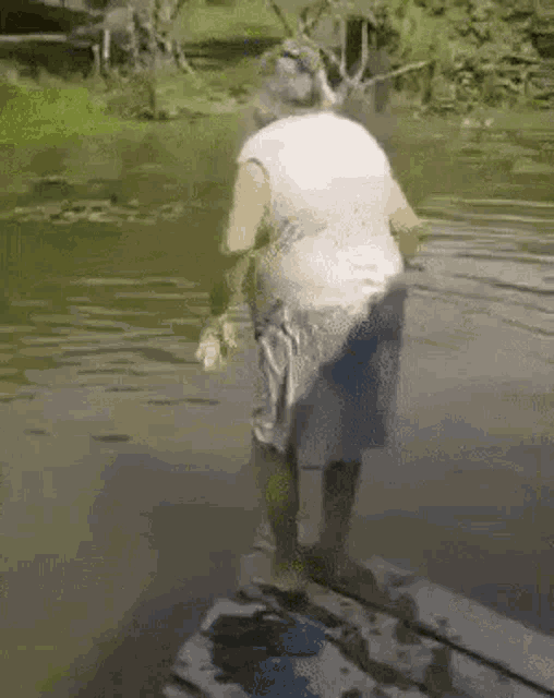 Старая бабушка писает. Бабушка купается. Бабушка на речке. Старухи на реке. Купание бабушек.