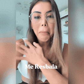 a woman wearing glasses says me resbala on the bottom right