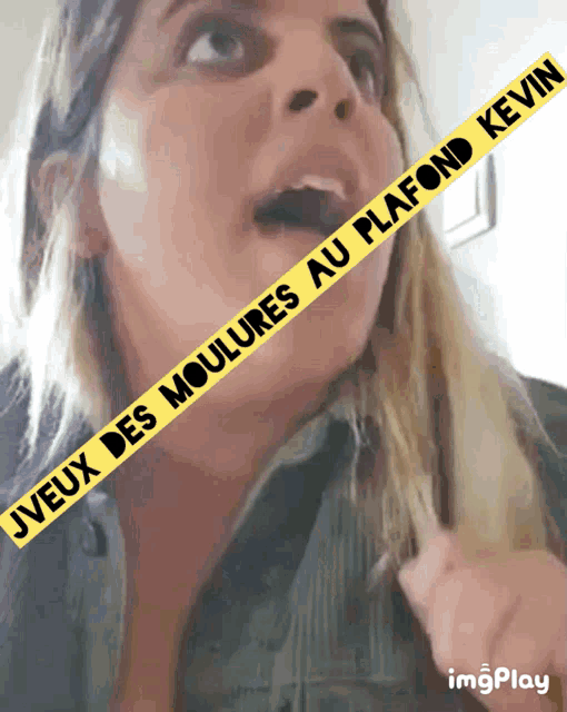 a woman with a yellow tape that says " veux des mouleurs au plafond kevin "