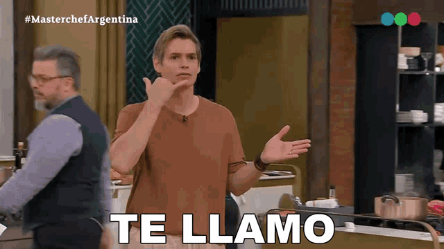 a man in a brown shirt is making a gesture with his hand and the word te llamao is written in white