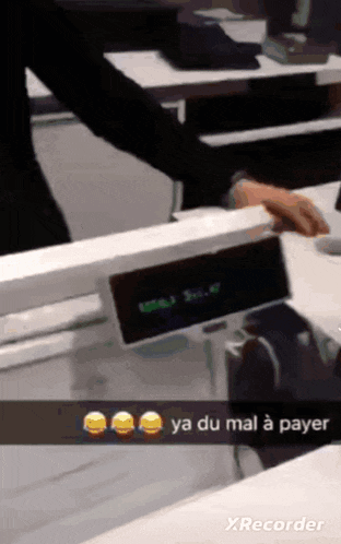 a screenshot of a person using a machine with the words ya du mal a payer