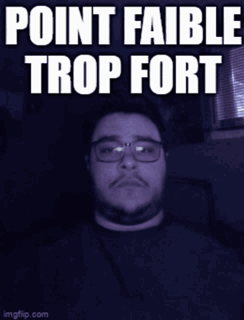 a man wearing glasses and a black shirt has the words point faible trop fort above him
