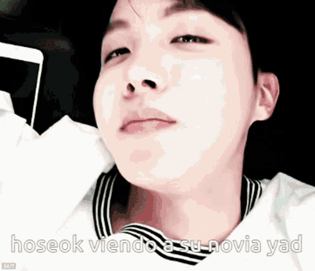 a close up of a man 's face with the caption ' hoseok viendo a su novia yad ' on it