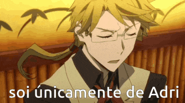 a picture of a man with glasses and the words " soi unicamente de adri "